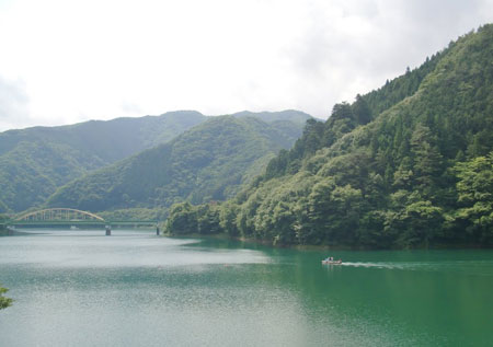 迷人而宁静的湖畔 东京奥多摩湖