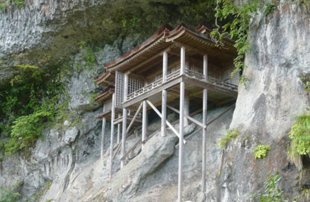 建在断崖峭壁上的奇迹 三佛寺的投入堂