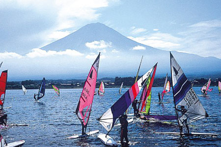 岸势犬牙差互 富士山下的河口湖