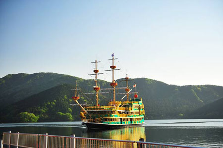 坐箱根海贼船  看芦之湖美景
