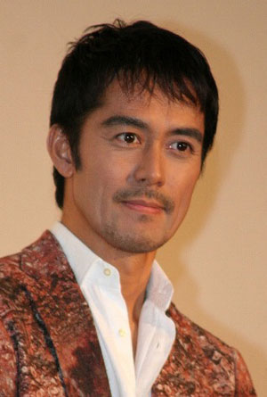 长女诞生阿部宽显露父亲的脸庞