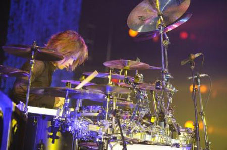 彩虹乐队20周年巡演揭幕 吸引4万歌迷捧场