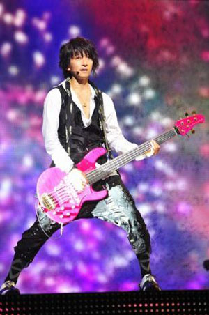 彩虹乐队20周年巡演揭幕 吸引4万歌迷捧场