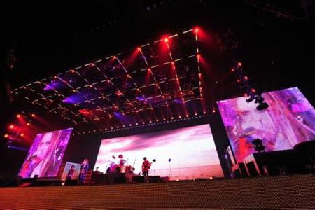 彩虹乐队20周年巡演揭幕 吸引4万歌迷捧场