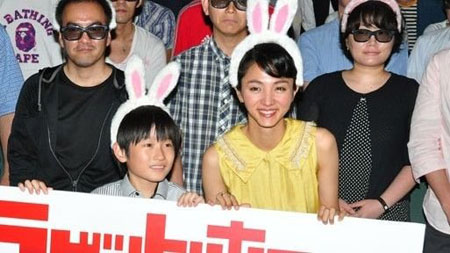 满岛光卖萌装嫩 头戴“兔耳朵”出席《恐怖兔子3D》首映礼