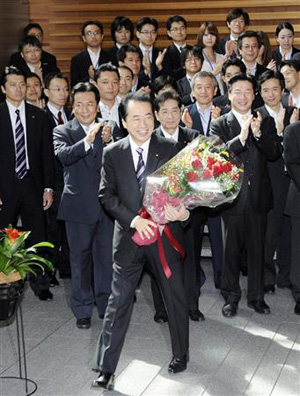 日本前首相菅直人告别首相官邸 150人送别
