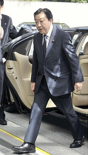 日本首相野田佳彦表情僵硬进入首相官邸