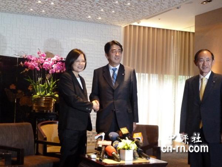 安倍晋三访问台湾 先后与马英九及蔡英文举行会谈