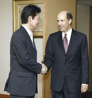 日本外相与美国驻日大使举行会谈 主张深化日美同盟