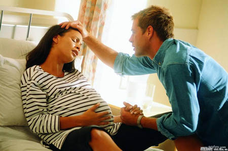 日本研制出“Mommy Tummy”系统 让男性真切体验怀孕的艰辛