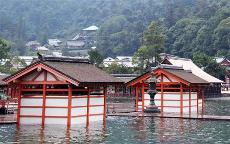 日本濑户内海广岛县沿岸发生大潮 严岛神社浸水