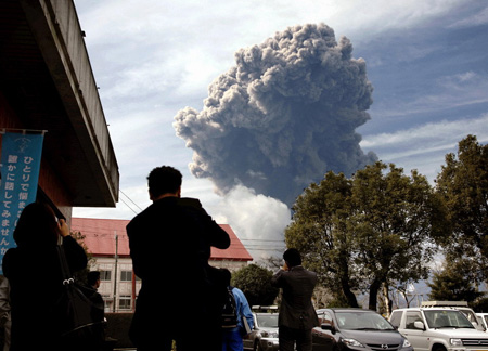 日本雾岛新燃岳火山再次喷发 喷烟高达300米