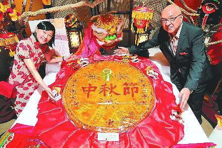 横浜中华街中秋团圆节巨型月饼迎宾客