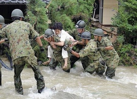 12号台风龟速行进 异常暴雨蹂躏日本