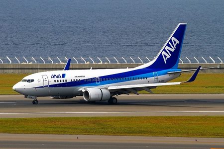 【日本新闻】全日空的一架波音737-700客机从冲绳那霸机场飞往东京