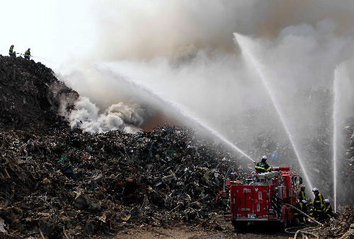 宫城县瓦砾堆积场发生火灾 相关部门动用直升机灭火