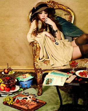 安室奈美惠最新杂志写真 演绎欧式古典风尚