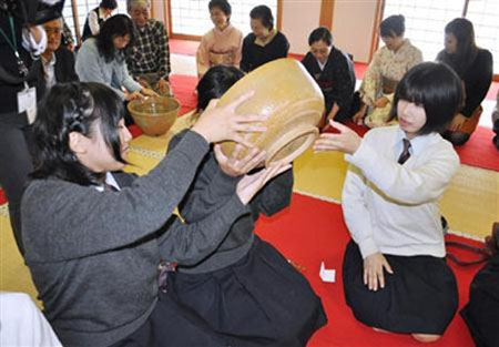 日本奈良举行传统活动大茶盛 一人喝茶两人捧碗