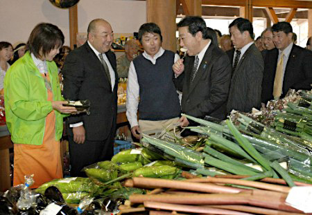 野田佳彦访问群马县 亲自体验收割又试吃当地产苹果