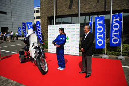 日本TOTO推出马桶环保三轮摩托车 粪便成燃料