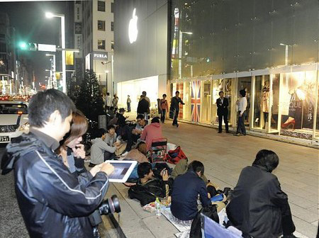 iPhone4S今日开始发售 昨晚起东京银座苹果专卖店排起长队
