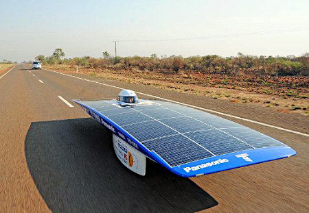 世界太阳能汽车挑战赛举行 日本新款太阳能汽车跑在首位
