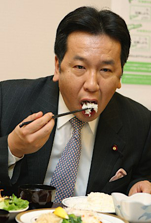 枝野幸男试吃福岛产大米 盛赞“真的很好吃”