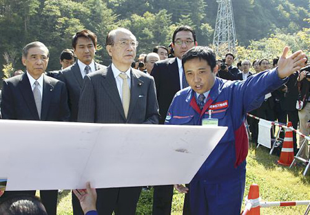 日本国土交通大臣前田武志上任后首次视察八场水坝