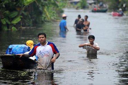 泰国遭受50年来最严重洪灾 三菱重工等知名企业捐款