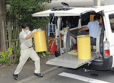 造成东京世田谷区高辐射的容器瓶被挖出转移