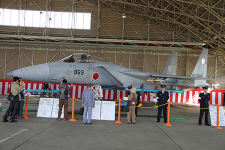 受油箱坠落事件影响 日本F-15战机只能地面展出