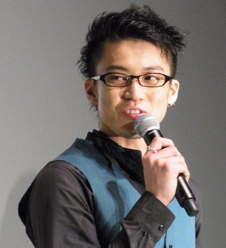小栗旬休闲帅气亮相《啄木鸟和雨》观众见面会