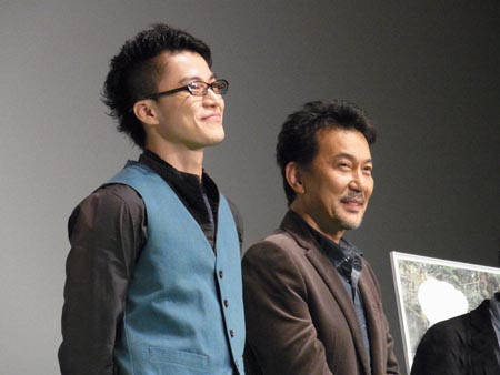 小栗旬休闲帅气亮相《啄木鸟和雨》观众见面会