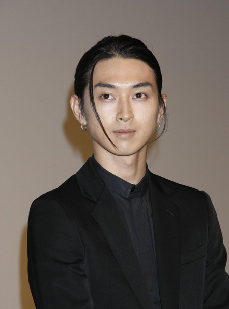 松田翔太辫发帅气亮相《铁骨柔情》发布会