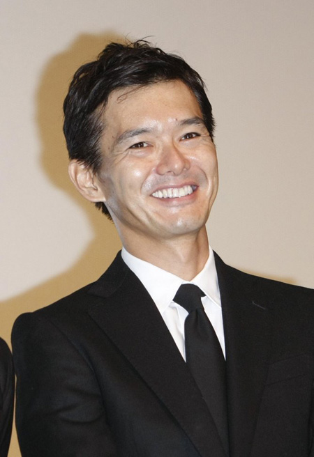 松田翔太辫发帅气亮相《铁骨柔情》发布会