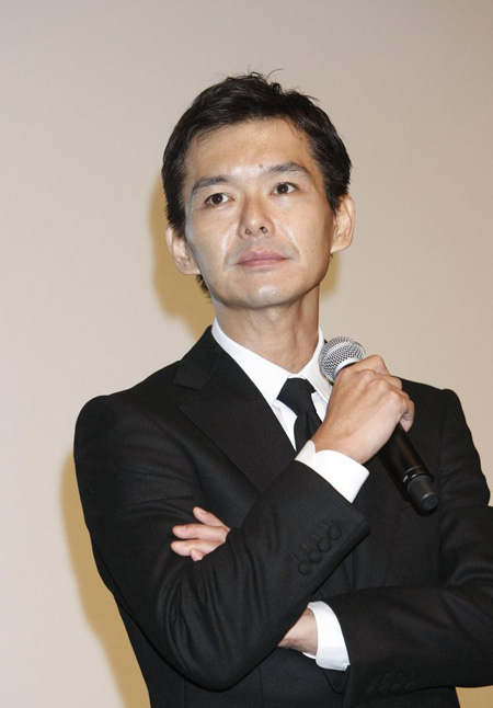 松田翔太辫发帅气亮相《铁骨柔情》发布会