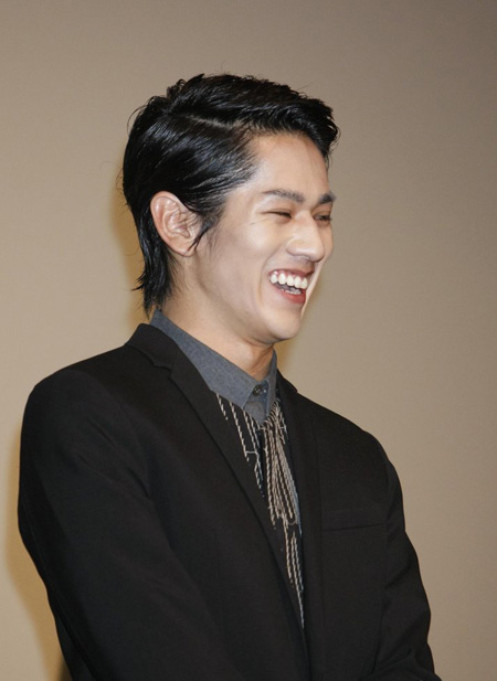 松田翔太辫发帅气亮相铁骨柔情发布会