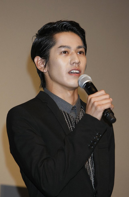 松田翔太辫发帅气亮相《铁骨柔情》发布会