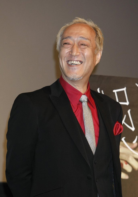 松田翔太辫发帅气亮相《铁骨柔情》发布会