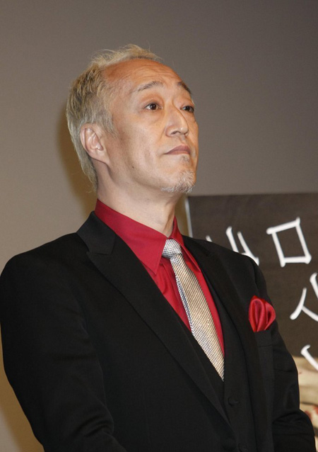 松田翔太辫发帅气亮相《铁骨柔情》发布会