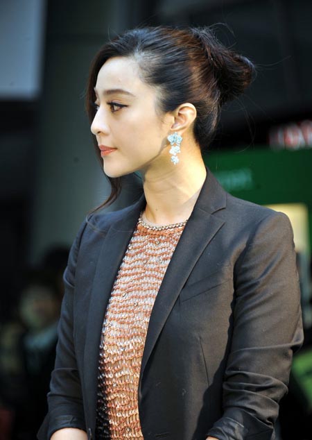 范冰冰职业ol装潇洒亮相东京影节闭幕绿毯