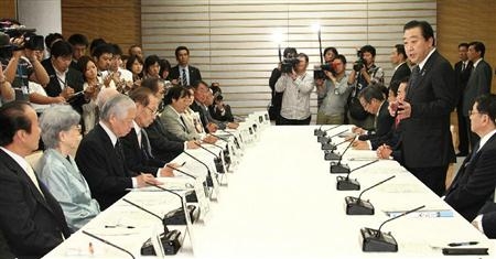 野田佳彦于首相官邸会见15名朝鲜拉致问题受害者家属