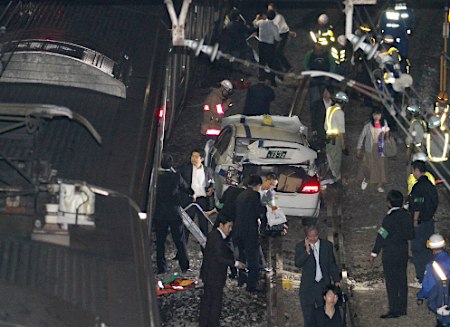 东京一出租车飞下立交桥撞列车 十余万人乘车受阻