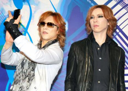 面对等身蜡像 YOSHIKI大叫“好恐怖！”