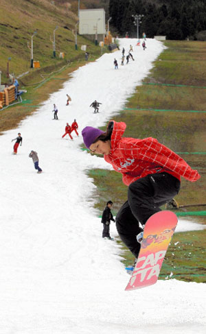 日本佐贺市天山滑雪场11日开业