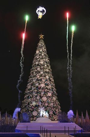 日本环球影城圣诞树开启灯光效果 26万个LED灯打破世界纪录