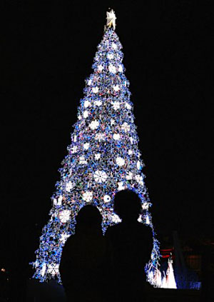 日本环球影城圣诞树开启灯光效果 26万个LED灯打破世界纪录