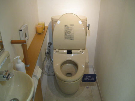 日本人对于厕所科学的执着 世界第一的温水洗净座便器