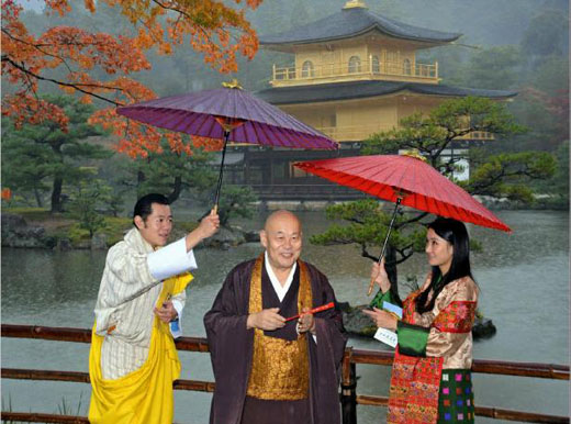 不丹国王及皇后到访金阁寺 体验古都秋季之美
