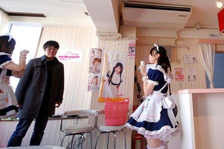 日本推出数码女仆咖啡厅 虚拟与真实女仆一起迎接主人到来